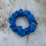 SATÉNOVÁ SCRUNCHIE GUMIČKA MIDDLE MODRÁ
