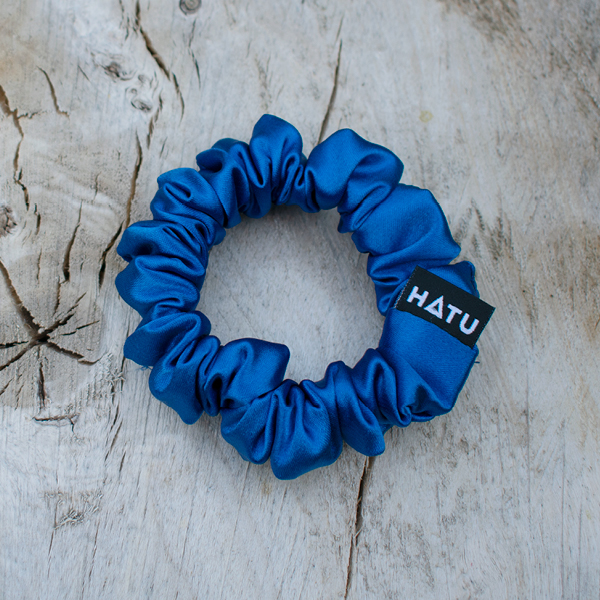 satenova-scrunchie-gumicka-middle-modra SATÉNOVÁ SCRUNCHIE GUMIČKA MIDDLE MODRÁ - Obrázek 1