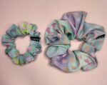 SILKY SCRUNCHIE GUMIČKA DUHOVÁ SRDÍČKA