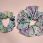 SILKY SCRUNCHIE GUMIČKA DUHOVÁ SRDÍČKA