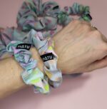 SILKY SCRUNCHIE GUMIČKA DUHOVÁ SRDÍČKA - Obrázek 4