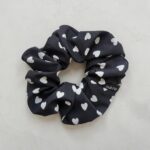 SILKY SCRUNCHIE GUMIČKA ČERNÁ <br> - BÍLÁ SRDÍČKA - Obrázek 3