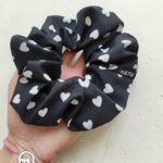 SILKY SCRUNCHIE GUMIČKA ČERNÁ <br> - BÍLÁ SRDÍČKA - Obrázek 4