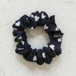 SILKY SCRUNCHIE GUMIČKA ČERNÁ <br> - BÍLÁ SRDÍČKA - Obrázek 2