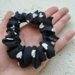 SILKY SCRUNCHIE GUMIČKA ČERNÁ <br> - BÍLÁ SRDÍČKA - Obrázek 5