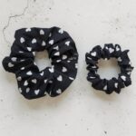 SILKY SCRUNCHIE GUMIČKA ČERNÁ <br> - BÍLÁ SRDÍČKA