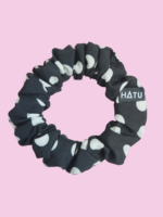 SILKY SCRUNCHIE GUMIČKA ČERNÁ <br> - PUNTÍKY - Obrázek 3