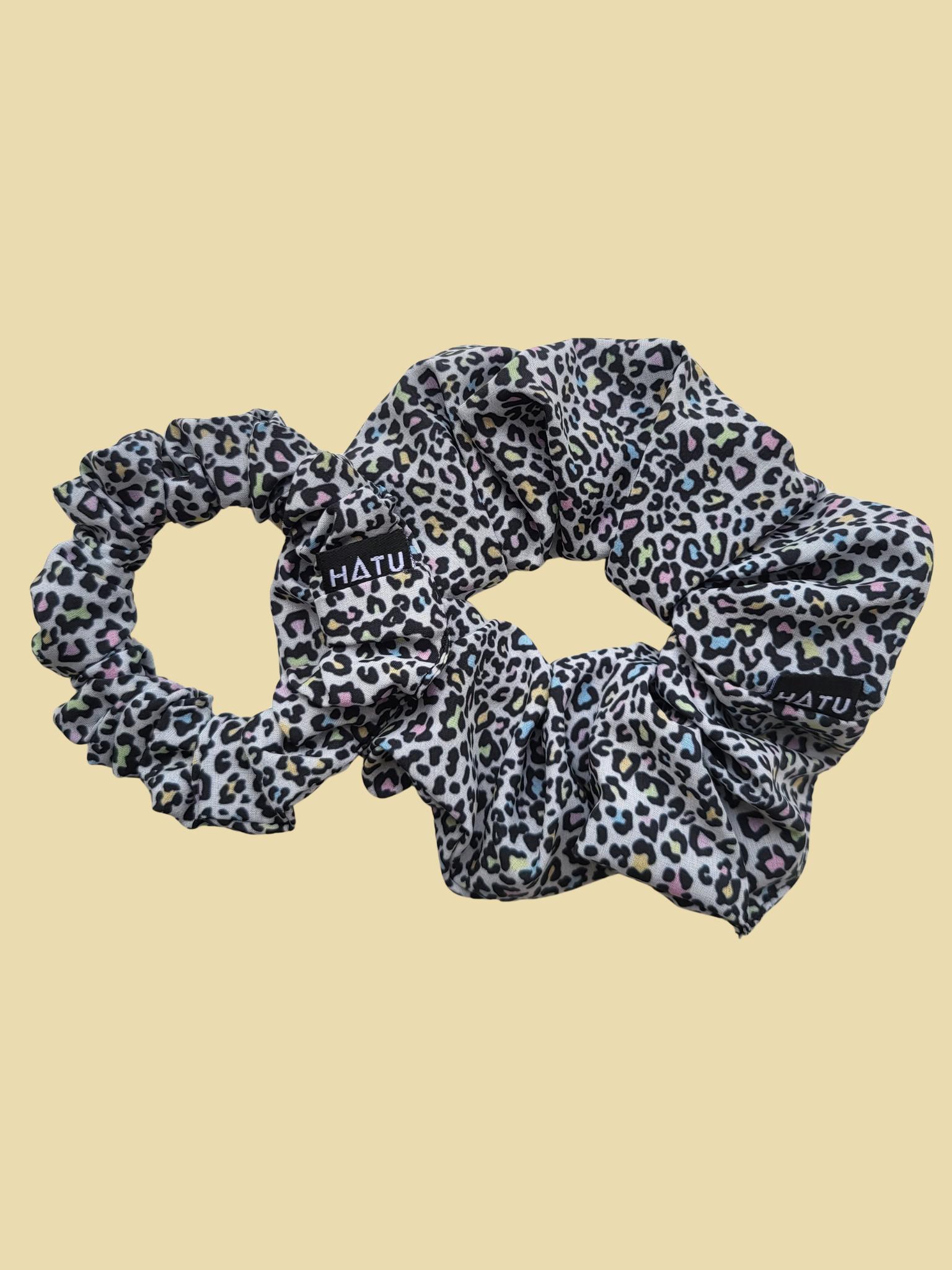 Silky scrunchie classic_middle_bila_leopard SILKY SCRUNCHIE GUMIČKA BÍLÁ <br> - LEOPARD - Obrázek 1