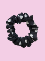 SILKY SCRUNCHIE GUMIČKA ČERNÁ <br> - BÍLÁ SRDÍČKA - Obrázek 2