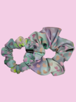 SILKY SCRUNCHIE GUMIČKA - DUHOVÁ SRDÍČKA